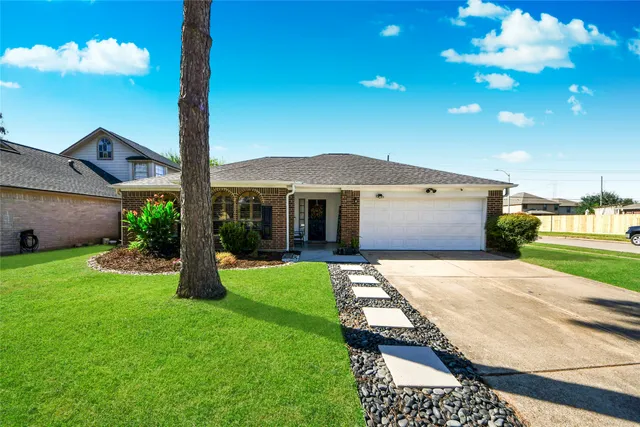 a view of a house with a yard