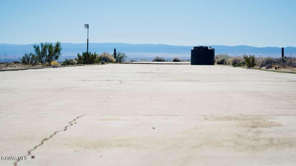 10700 Backus Road Rosamond, CA 93560 - Photo 3 of 26 gar3