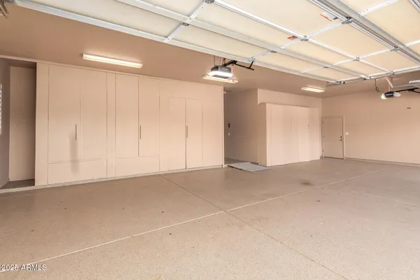 a view of a yard with an tree