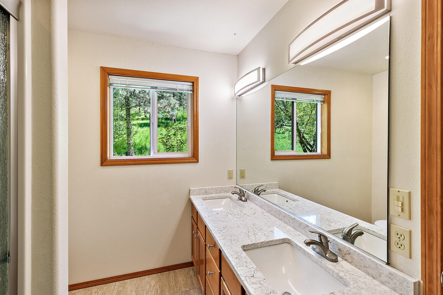 804 Roca Street Ashland, OR 97520 - Photo 27 of 43 Primary Bathroom