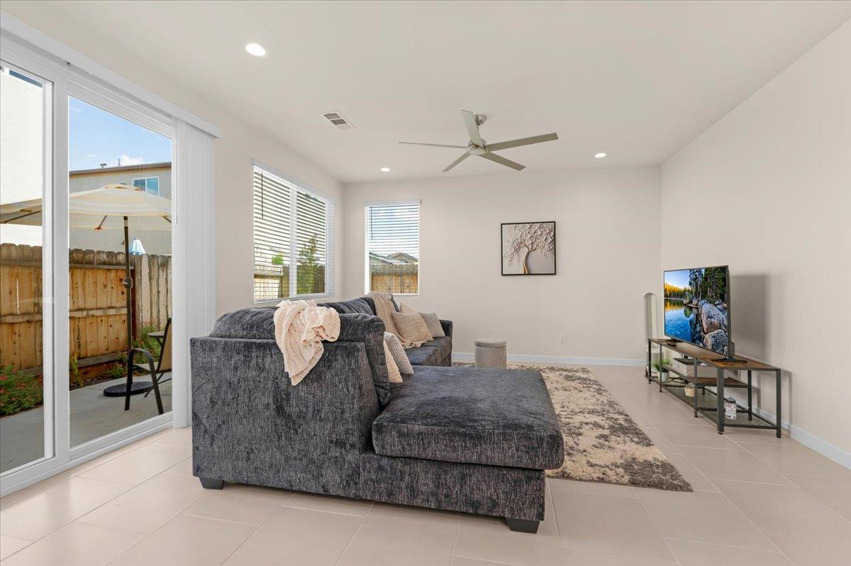 841 Corazon Avenue Clovis, CA 93619 - Photo 13 of 48