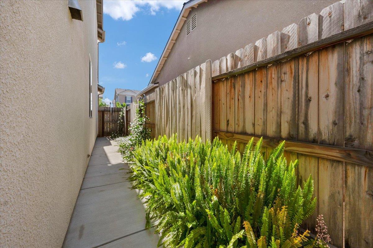 841 Corazon Avenue Clovis, CA 93619 - Photo 37 of 48