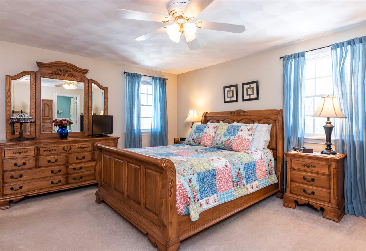 554 Mammoth Road Pelham, NH 03076 - Photo 11 of 38