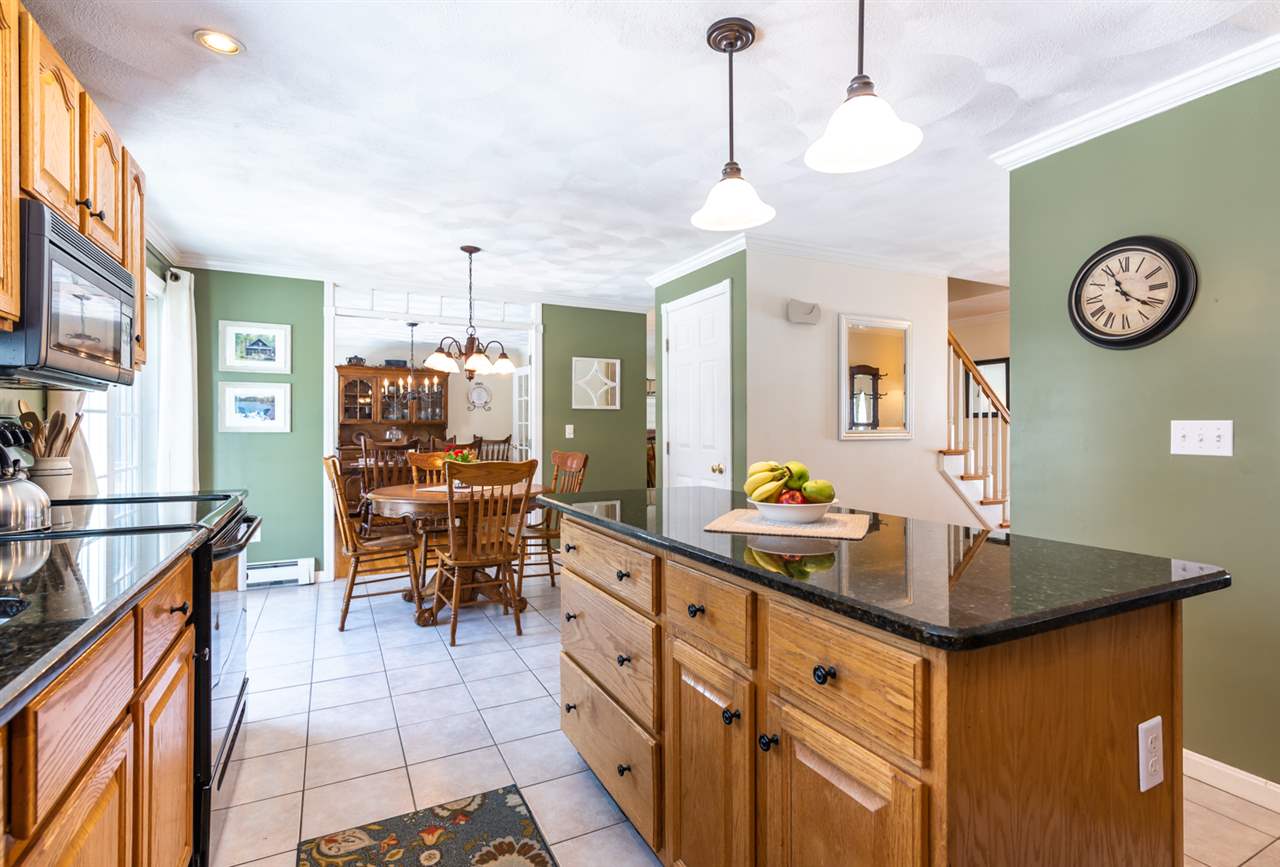 554 Mammoth Road Pelham, NH 03076 - Photo 13 of 38