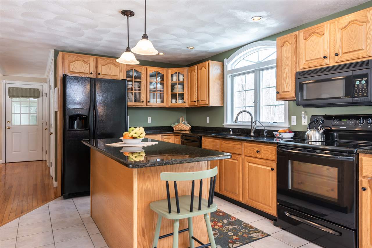 554 Mammoth Road Pelham, NH 03076 - Photo 24 of 38