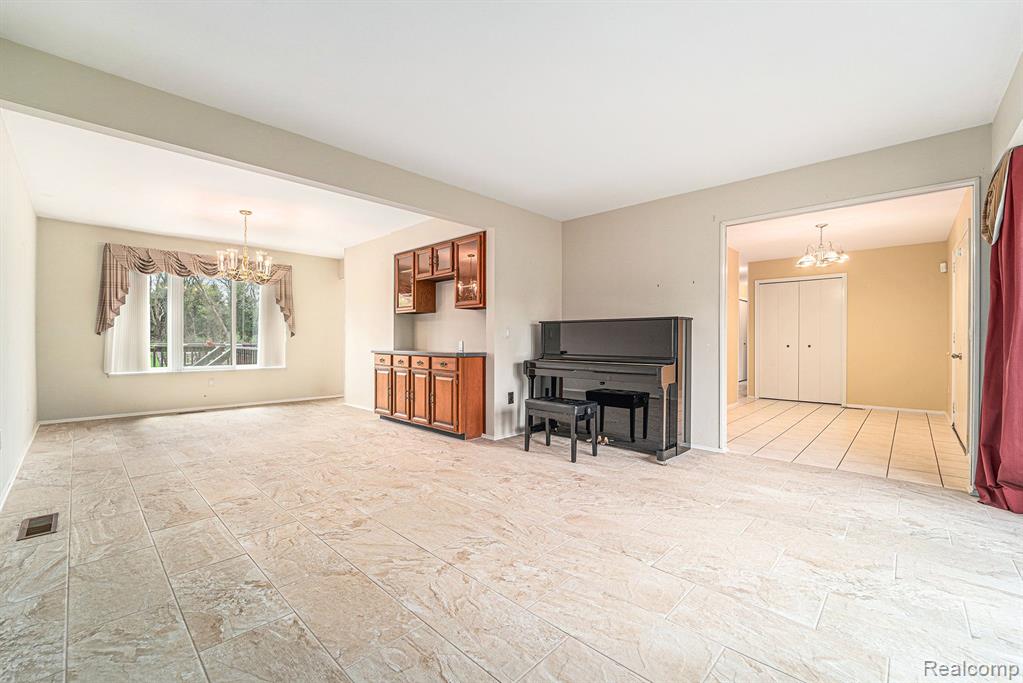 8165 Holcomb Road Clarkston, MI 48348 - Photo 7 of 43