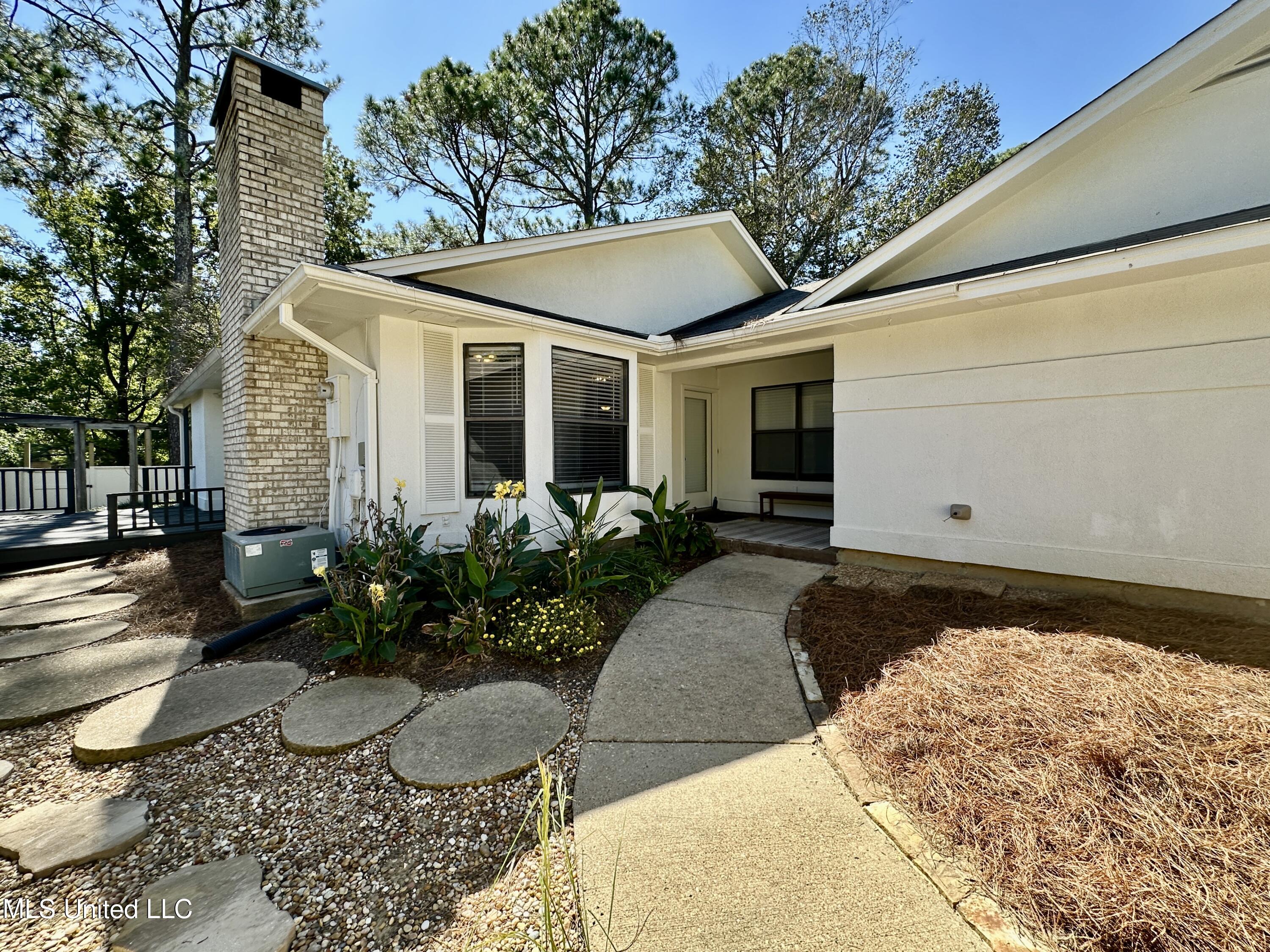 157 Caribbean Cove Clinton, MS 39056 - Photo 13 of 39 Insiode Courtyard