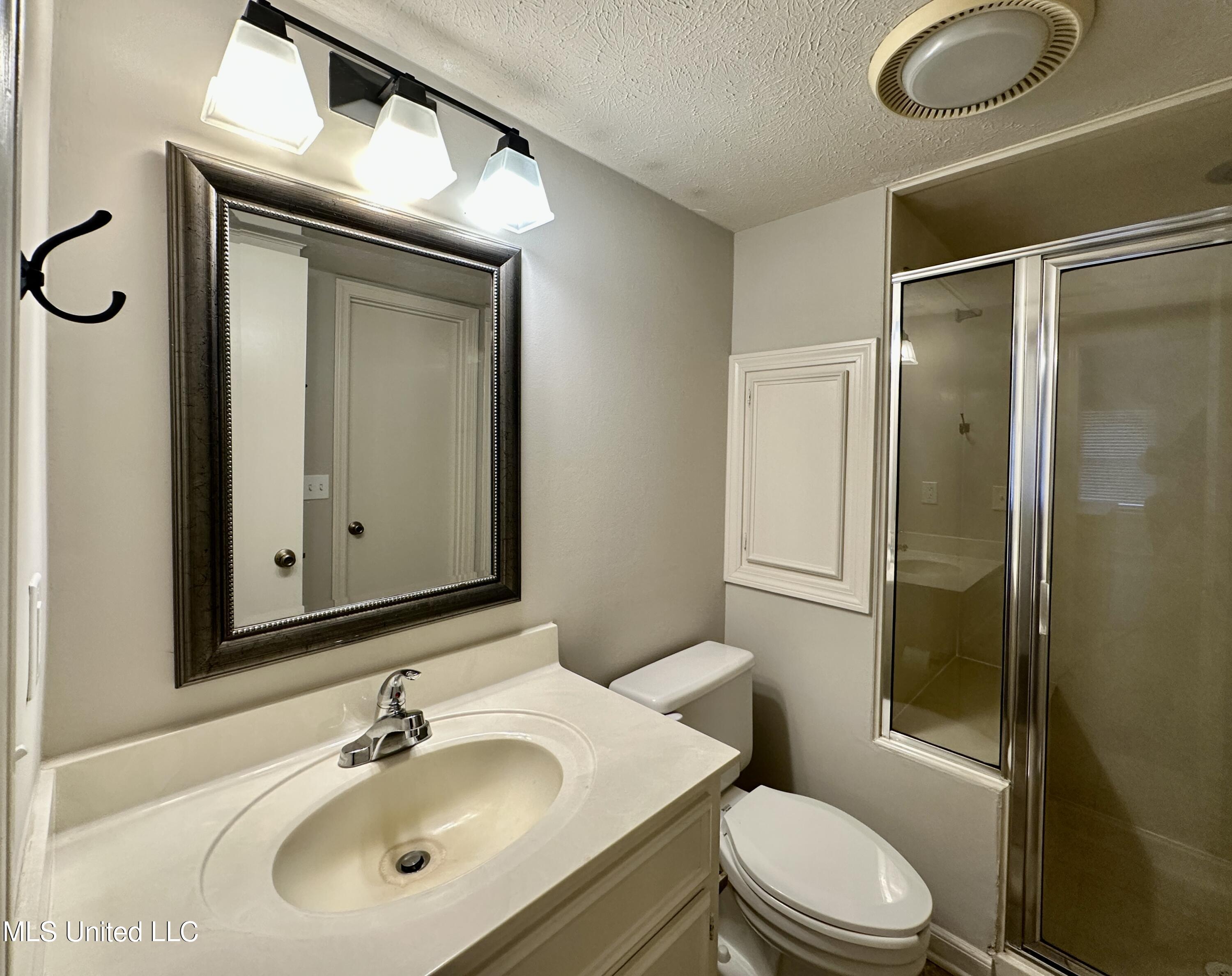 157 Caribbean Cove Clinton, MS 39056 - Photo 25 of 39 Guest Bath