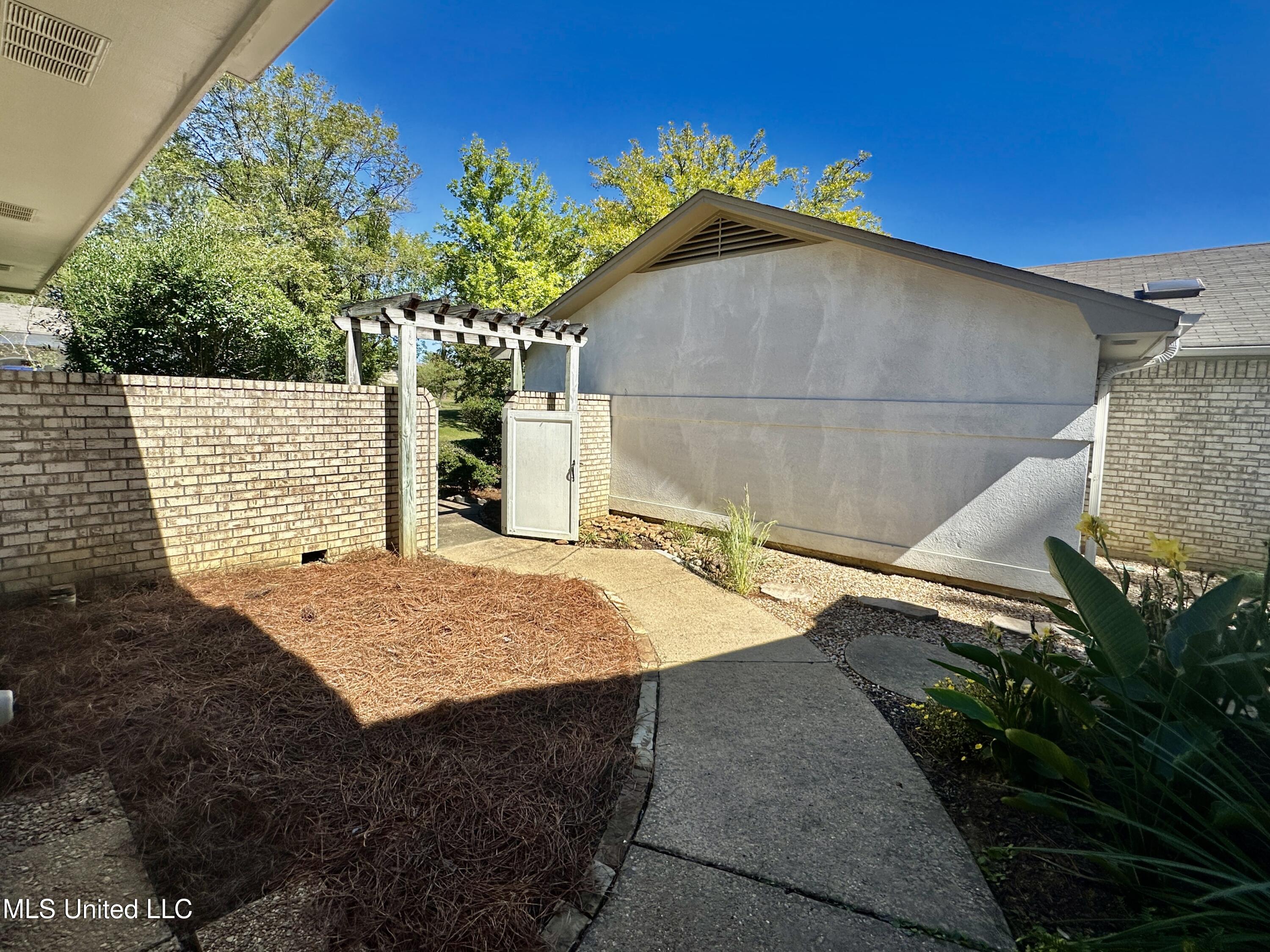 157 Caribbean Cove Clinton, MS 39056 - Photo 8 of 39 Coutyard