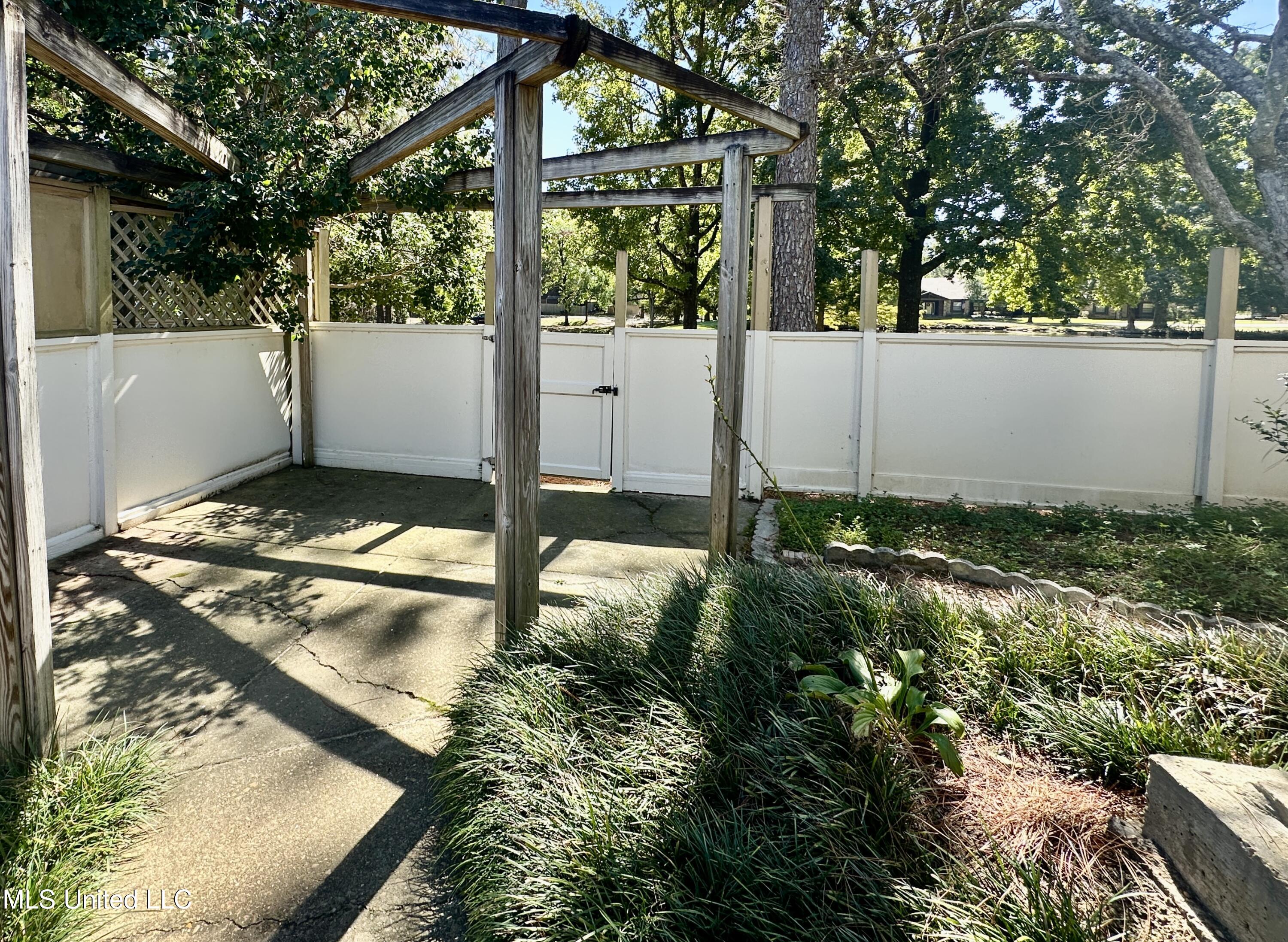 157 Caribbean Cove Clinton, MS 39056 - Photo 9 of 39 back patio