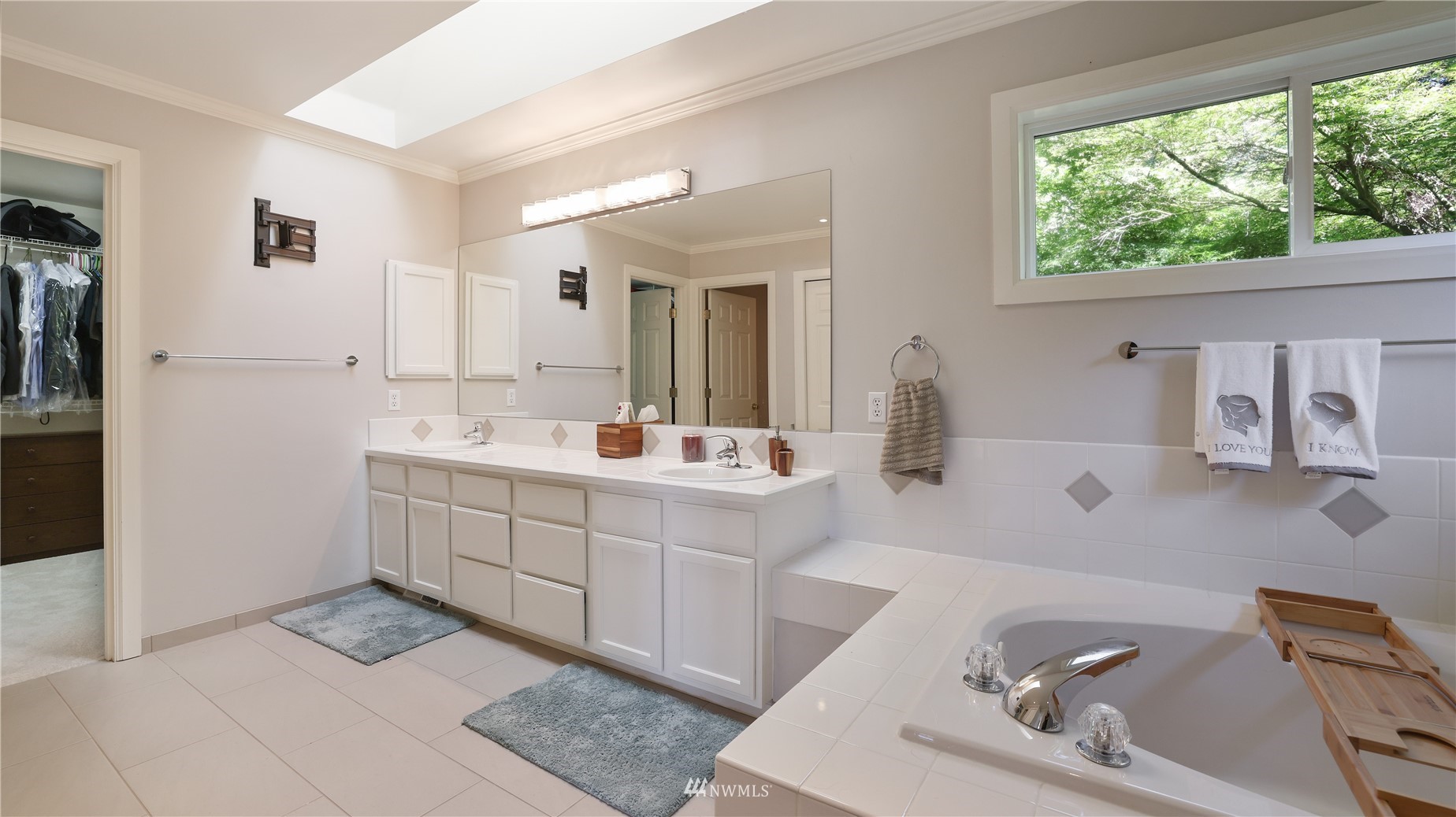 16038 Southeast 125th Street Renton, WA 98059 - Photo 26 of 34 a bathroom with a double vanity sink mirror and bathtub