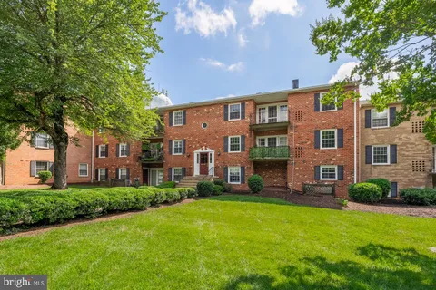 $235,000 | 3975 Lyndhurst Drive, Unit 103, Fairfax, VA 22031