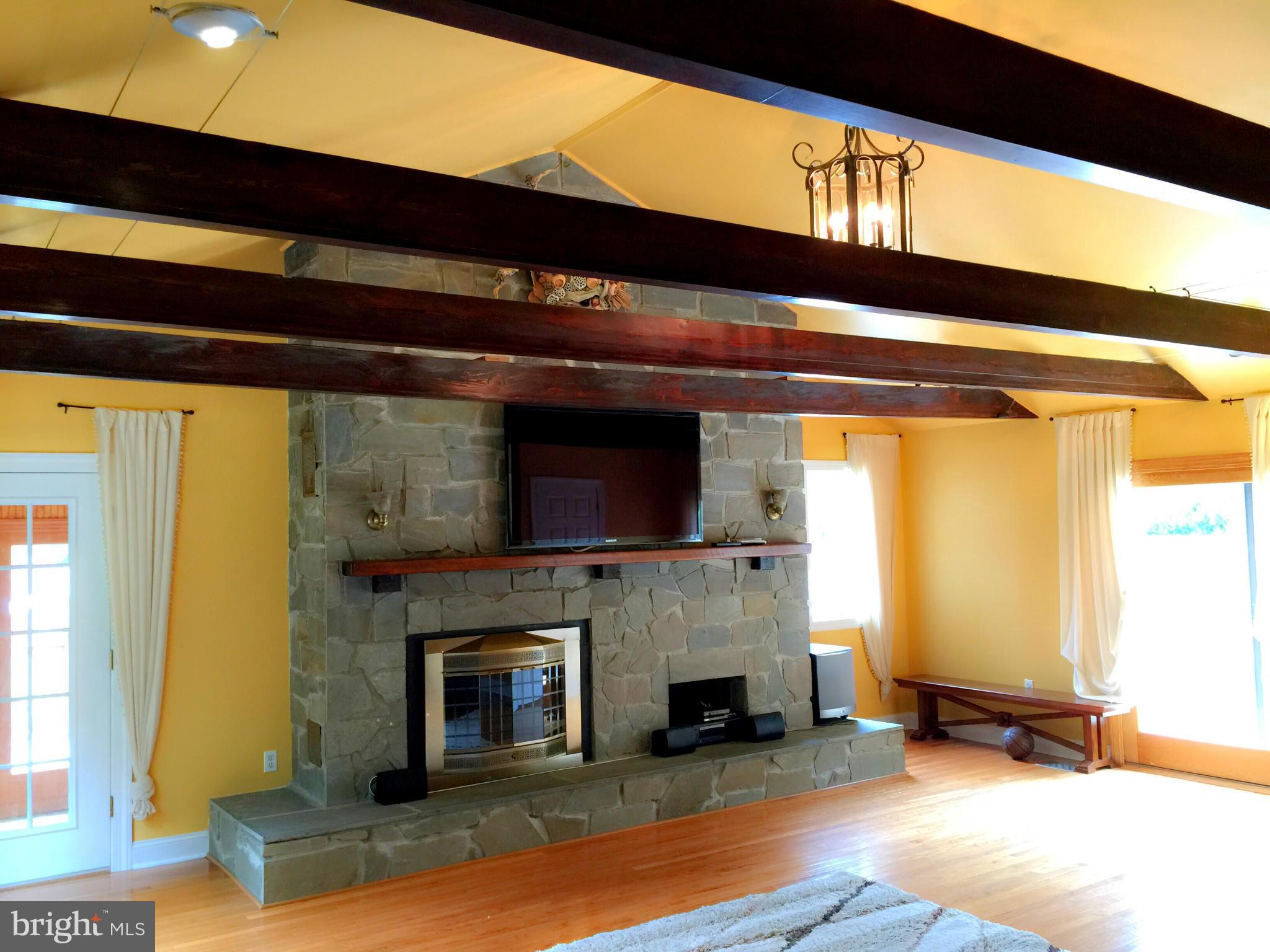 25215 Old Hundred Road Dickerson, MD 20842 - Photo 3 of 30 Living Room