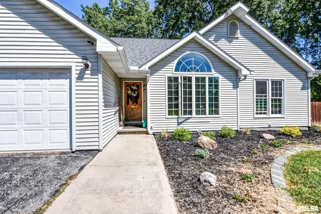 $250,000 | 3415 Lincoln Trail, Taylorville, IL 62568