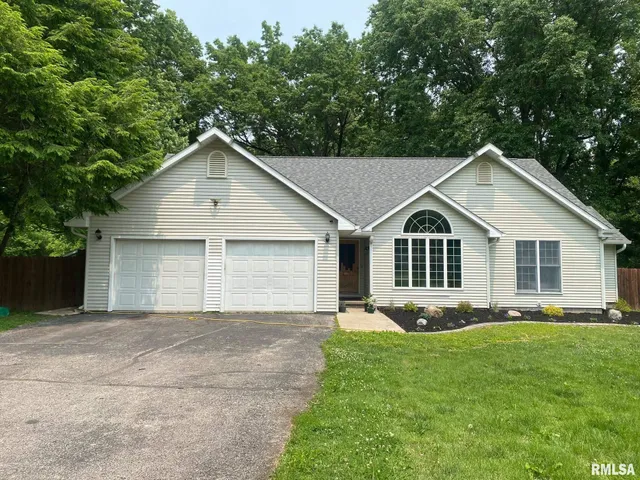 $250,000 | 3415 Lincoln Trail, Taylorville, IL 62568