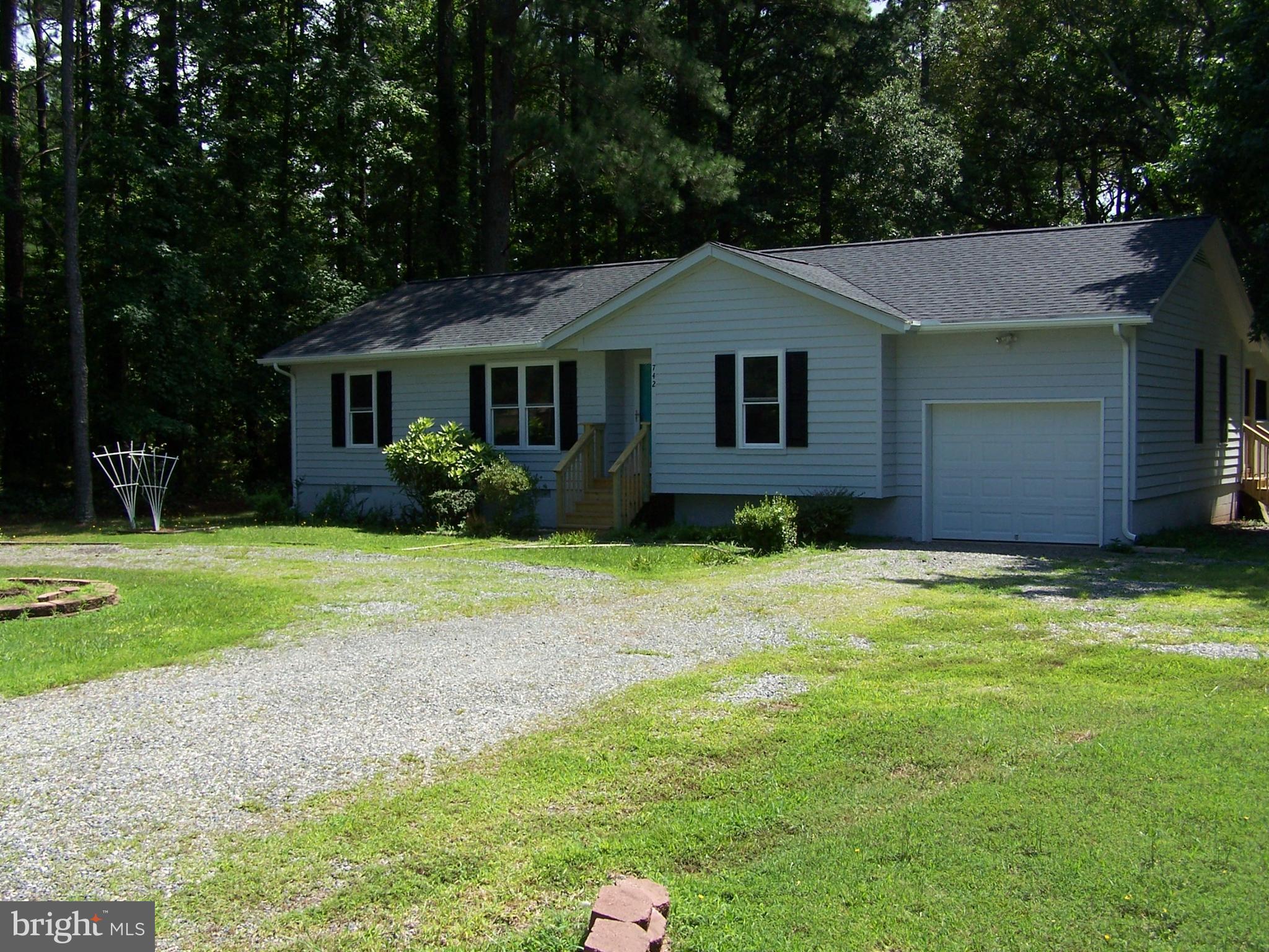 742 North Glebe Road Montross, VA 22520 - Photo 3 of 14 Exterior (Front)