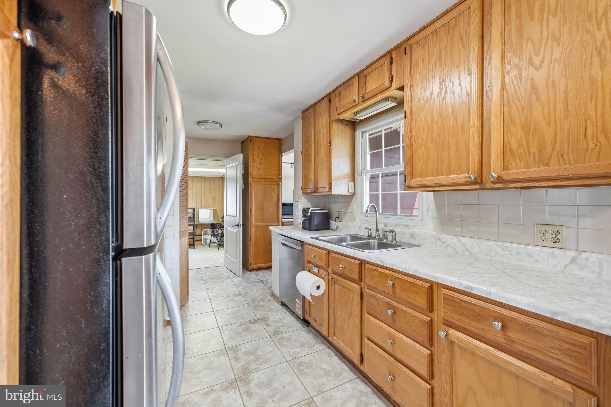 906 Wingfield Road Woodbridge, VA 22191 - Photo 10 of 31 Charming kitchen with warm wood tones.
