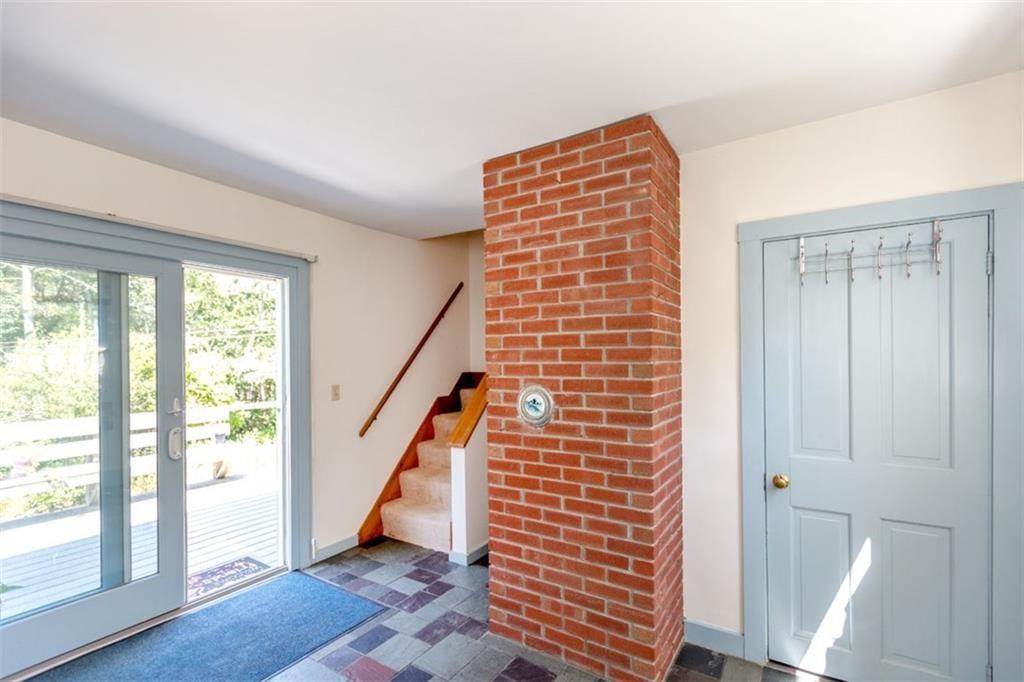 28 Lakeview Road West Boothbay Harbor, ME 04575 - Photo 24 of 34 4 season mudroom or sitting room...