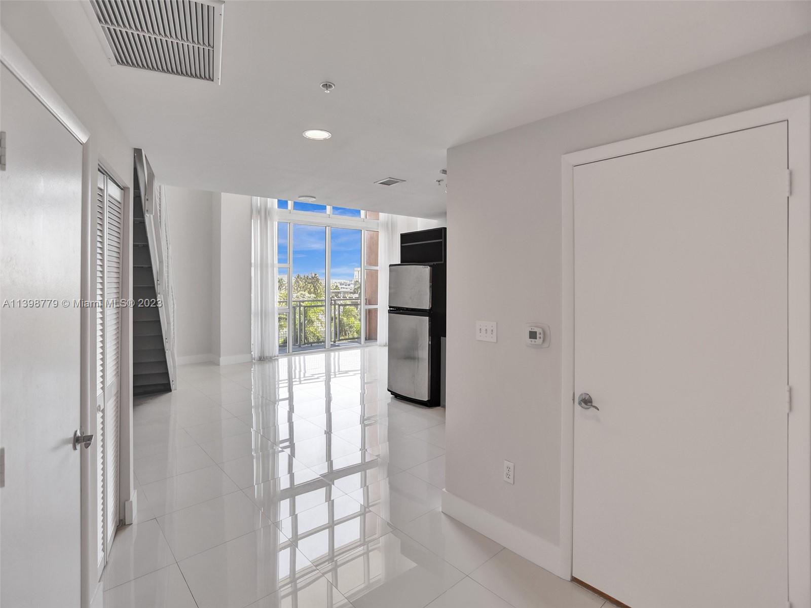 244 Biscayne Boulevard, Unit 439 Miami, FL 33132 - Photo 2 of 49 a view of entryway with livingroom