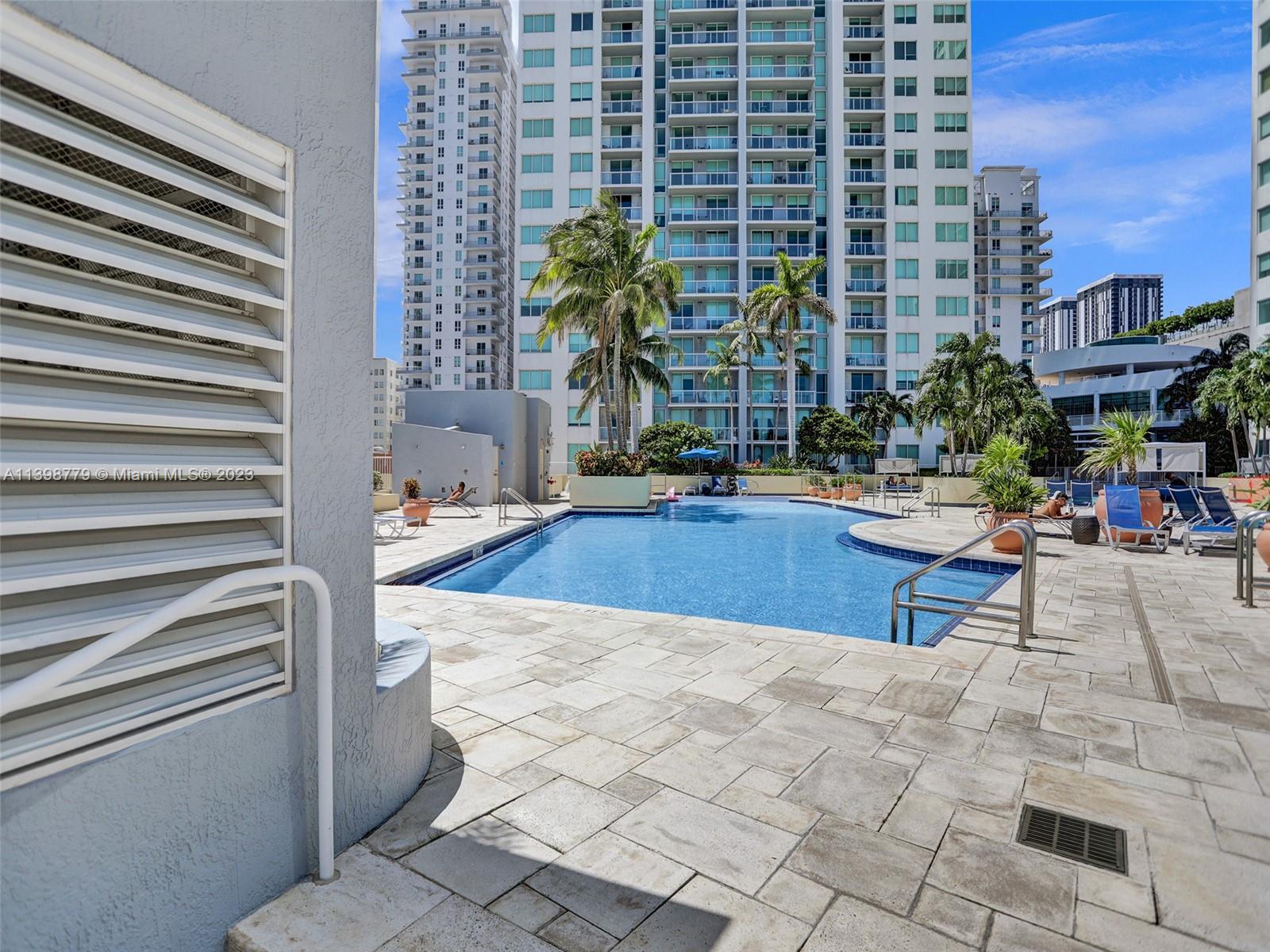 244 Biscayne Boulevard, Unit 439 Miami, FL 33132 - Photo 46 of 49 a view of terrace with seating space and building view