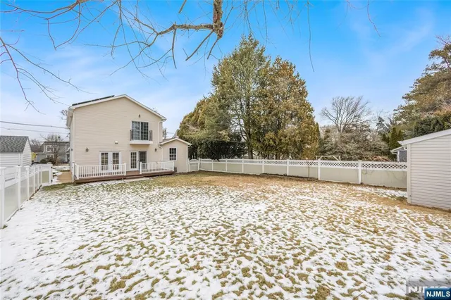 a view of backyard of the house