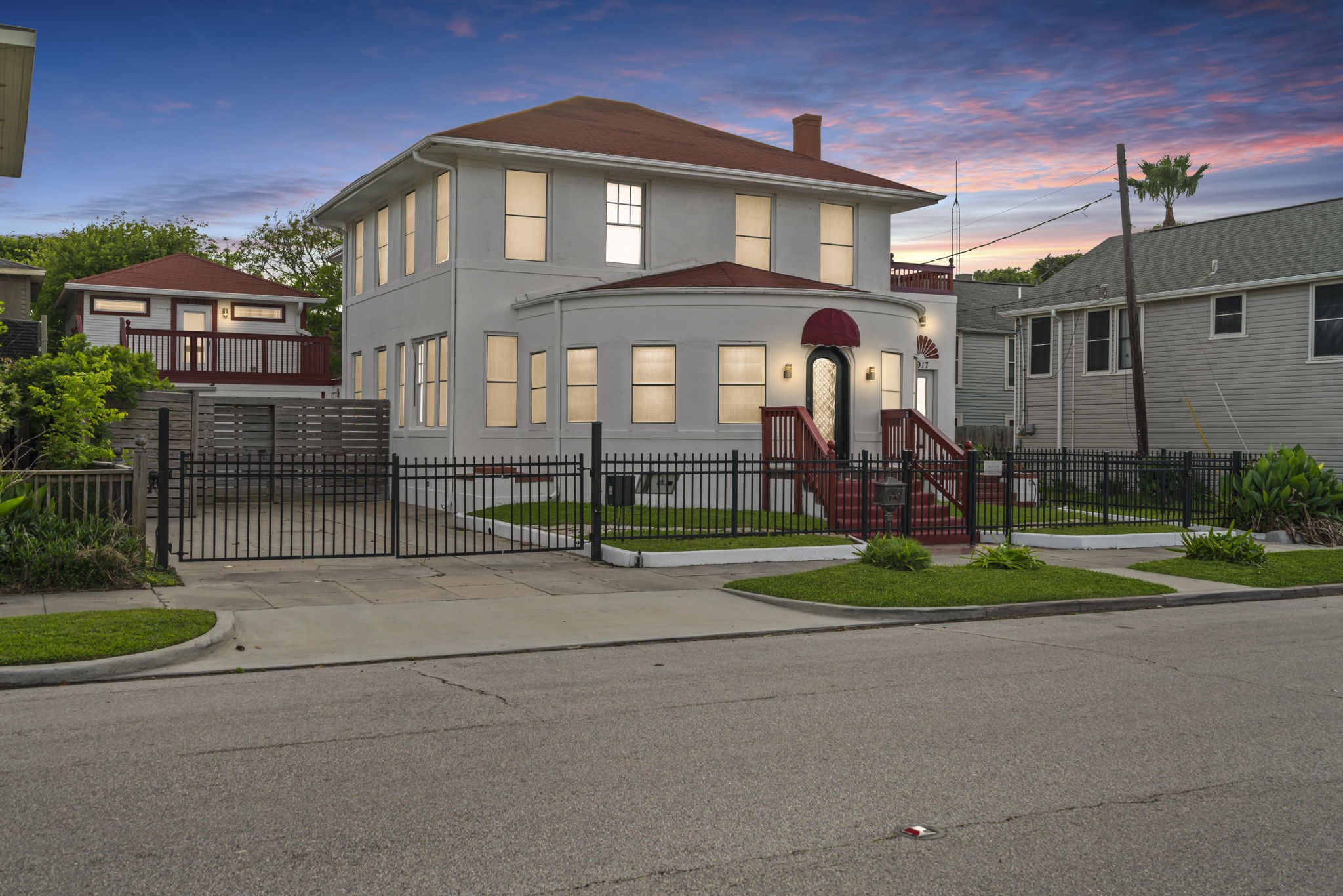 1919 Rosenberg Street Galveston, TX 77550 - Photo 47 of 50 side view showing back unit