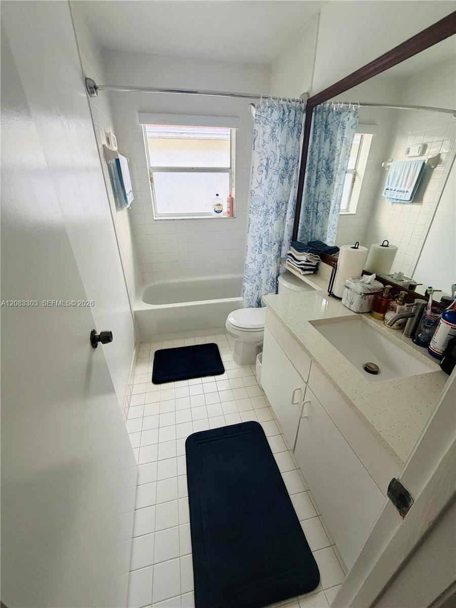 10664 Oak Lake Way Boca Raton, FL 33498 - Photo 29 of 43 Secondary Bathroom Upstairs