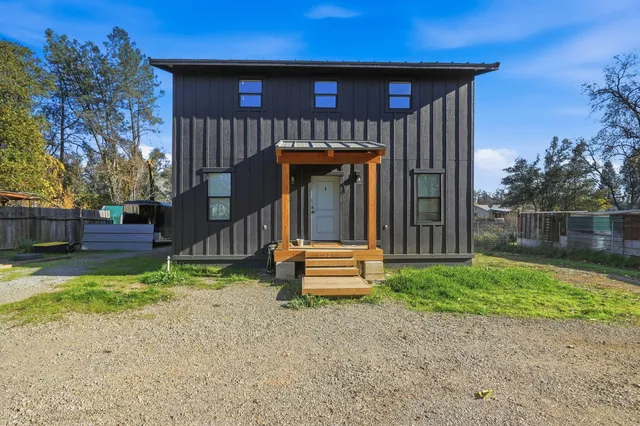 a view of a house with backyard and porch