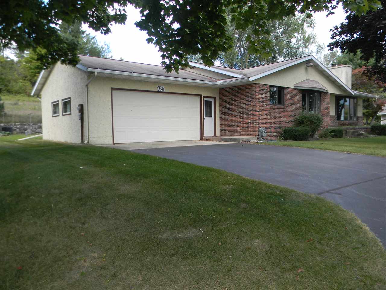 9547 Center Road Traverse City, MI 49686 - Photo 2 of 29 1839149-1.JPG