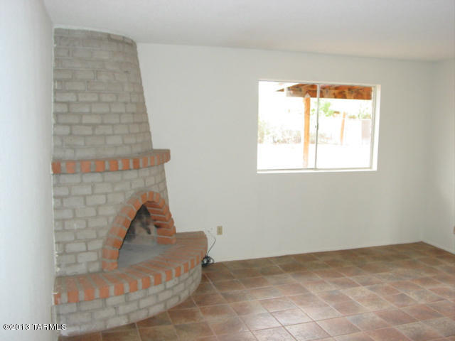 2632 West Capistrano Road Tucson, AZ 85746 - Photo 5 of 14 a view of an empty room and window