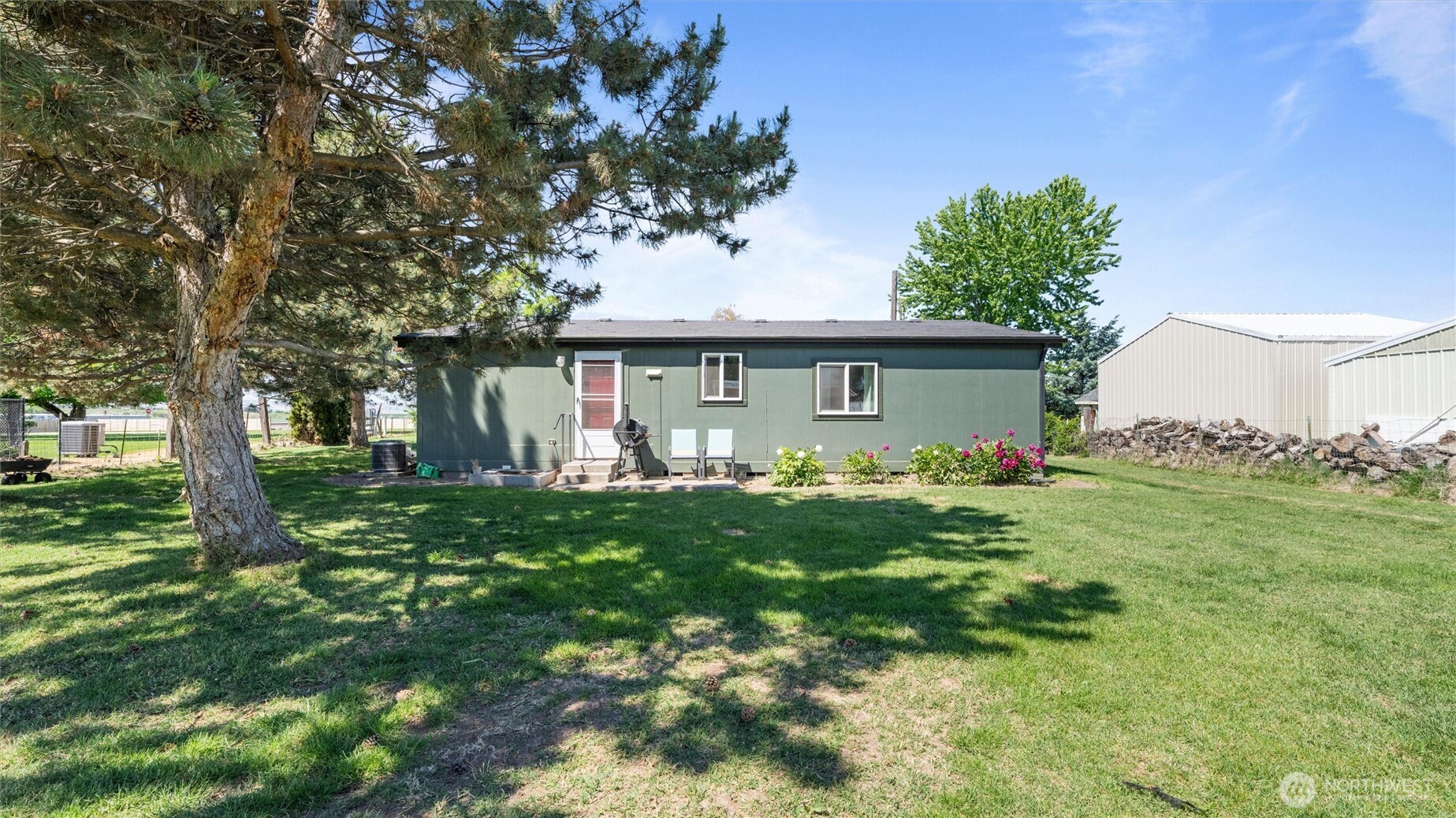 457 McKinney Road Walla Walla, WA 99362 - Photo 22 of 29 a front view of a house with garden