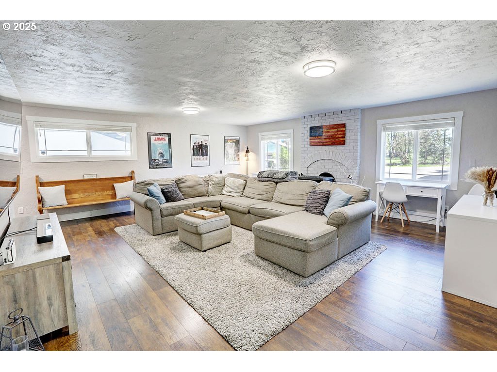 10253 South Kraxberger Road Canby, OR 97013 - Photo 28 of 37 a living room with furniture wooden floor and window