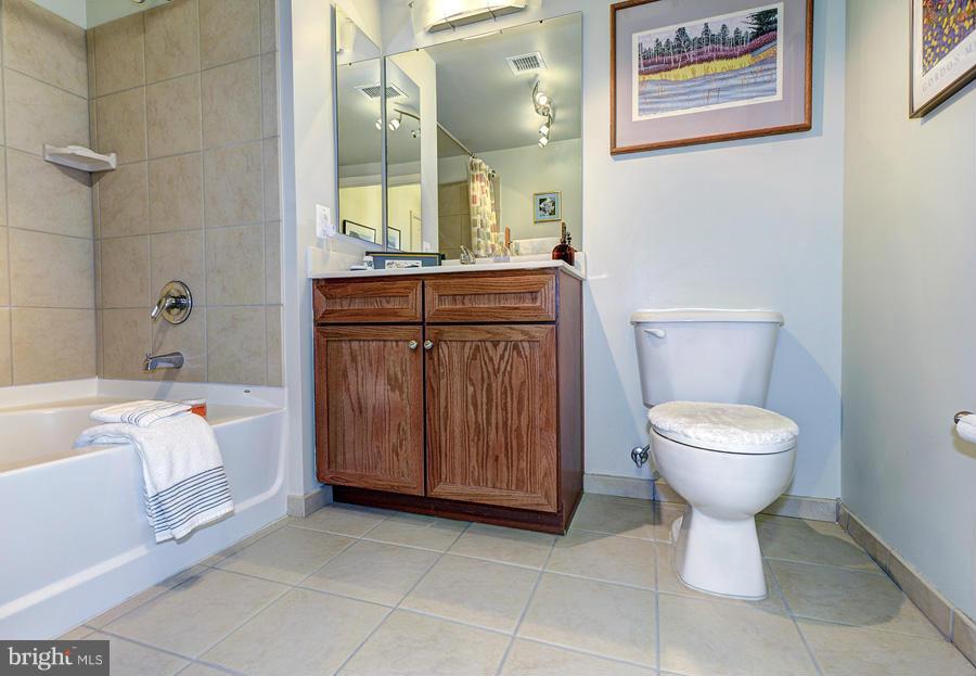616 E Street Northwest, Unit 1118 Washington, DC 20004 - Photo 19 of 30 2nd Bathroom