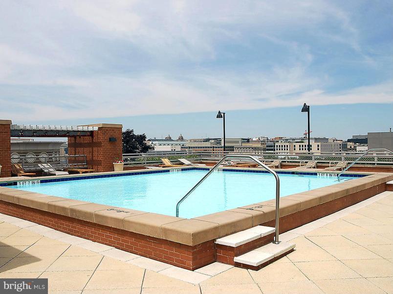 616 E Street Northwest, Unit 1118 Washington, DC 20004 - Photo 29 of 30 Roof top pool