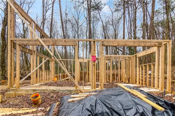 a view of a house with backyard