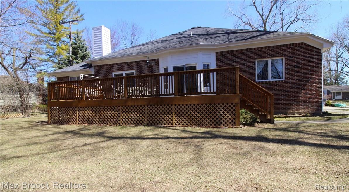 2554 Pine Ridge Road West Bloomfield, MI 48324 - Photo 30 of 38 Access to deck from kitchen and living room