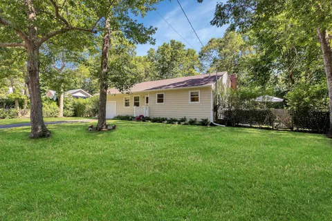 a view of a house with backyard