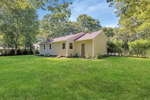 a view of a house with backyard and garden