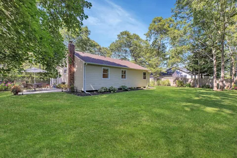 a view of a house with backyard and garden