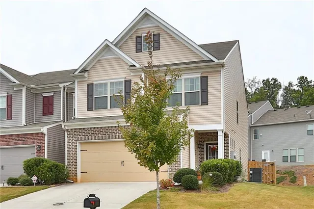 a view of a yard in front of house