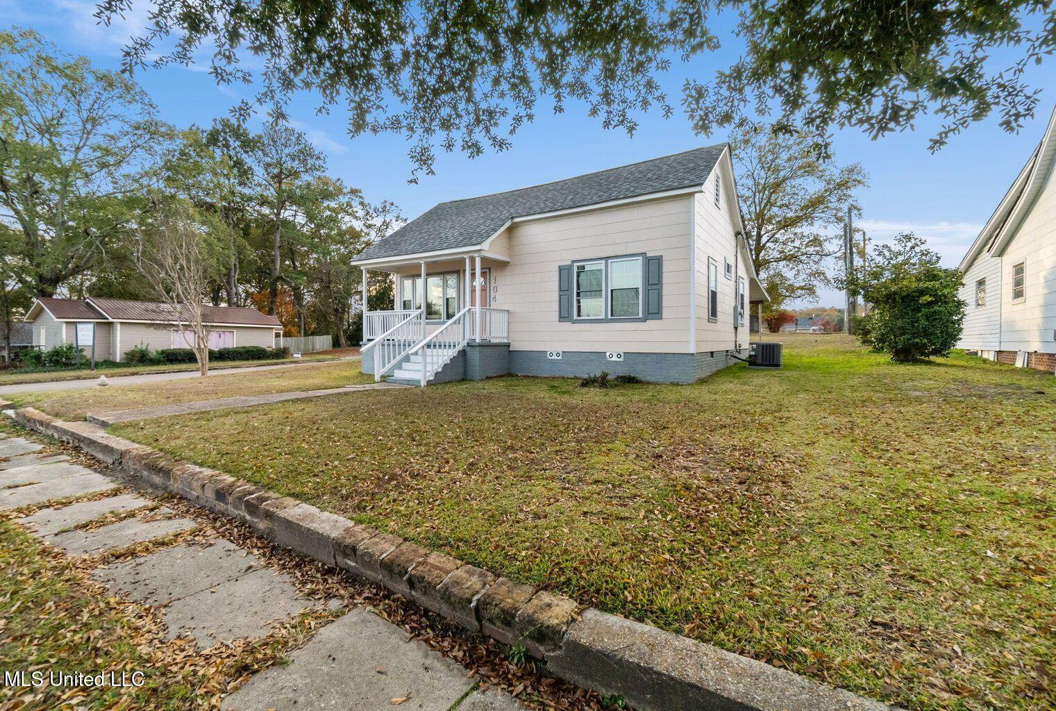 104 North 14th Avenue Laurel, MS 39440 - Photo 4 of 20 20251224023859627087000000-o (1)