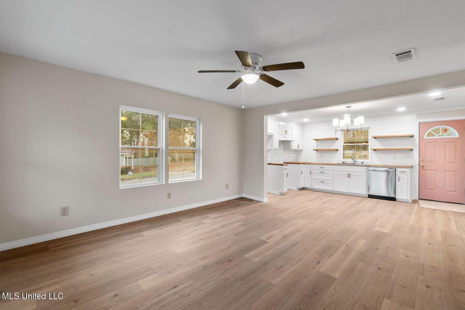 104 North 14th Avenue Laurel, MS 39440 - Photo 6 of 20 20251224023901398344000000-o