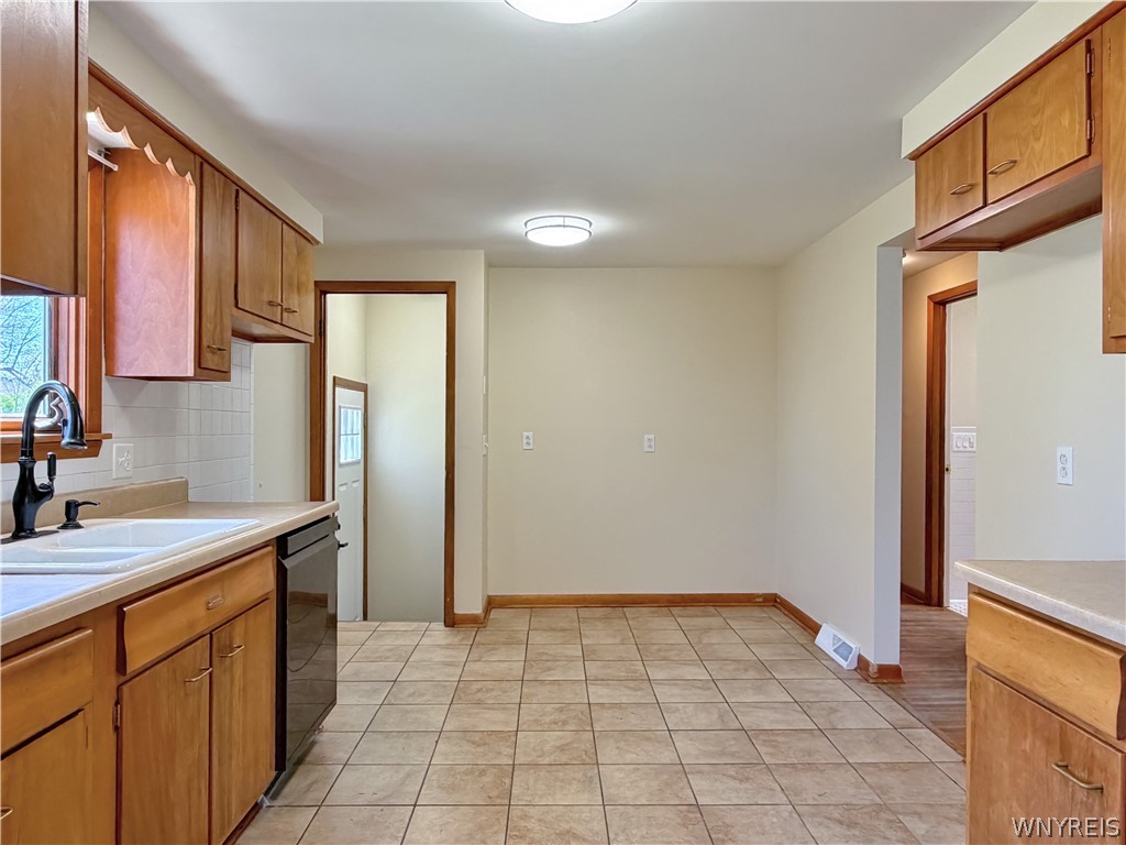 874 Beach Road Cheektowaga, NY 14225 - Photo 18 of 38