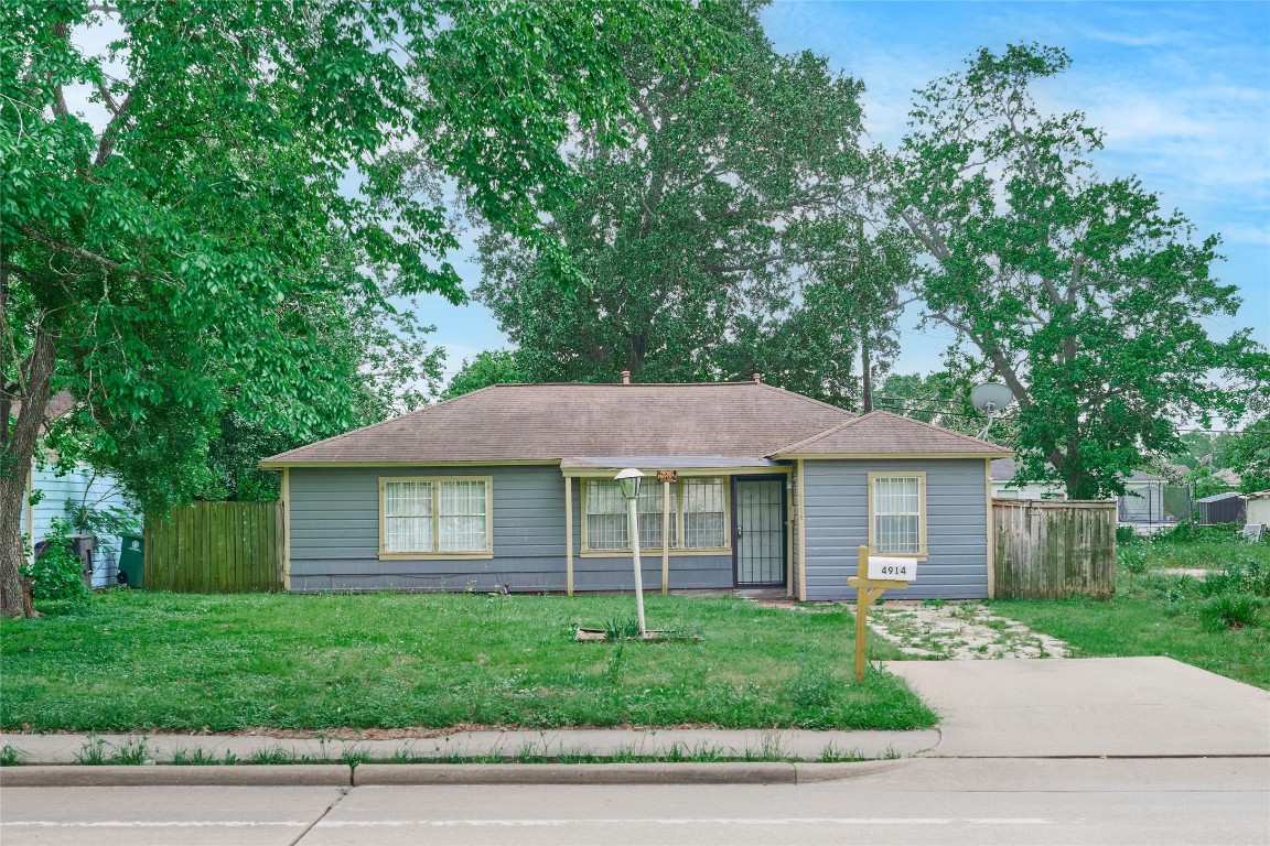 Welcome home to 4914 Yellowstone Blvd!