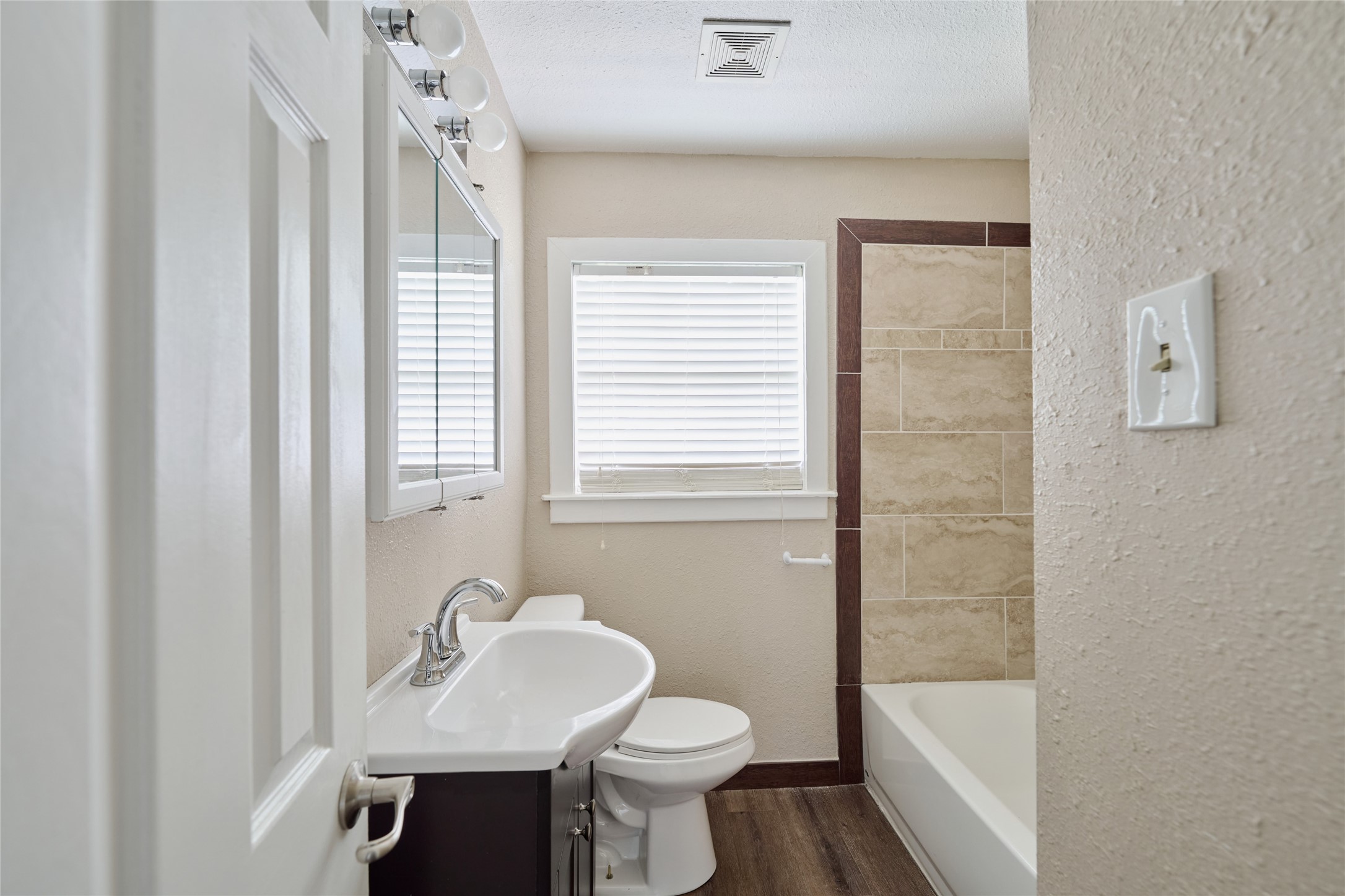 4914 Yellowstone Boulevard Houston, TX 77021 - Photo 16 of 22 Bathroom