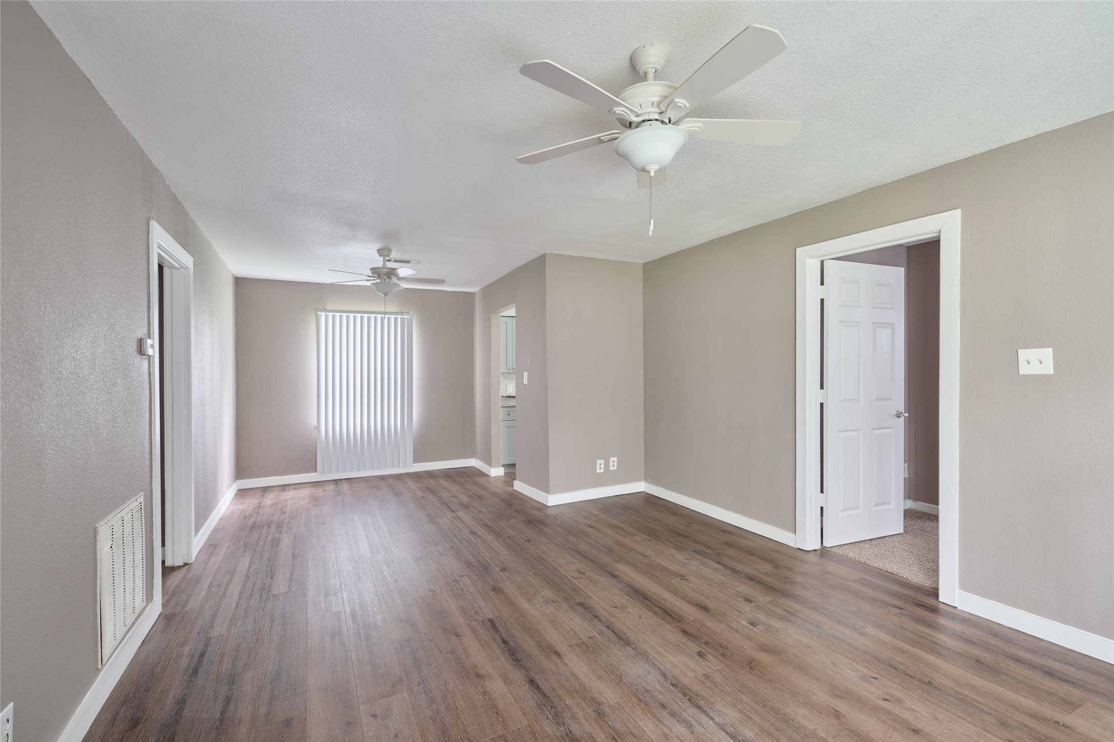 4914 Yellowstone Boulevard Houston, TX 77021 - Photo 4 of 22 Living and Dining Area