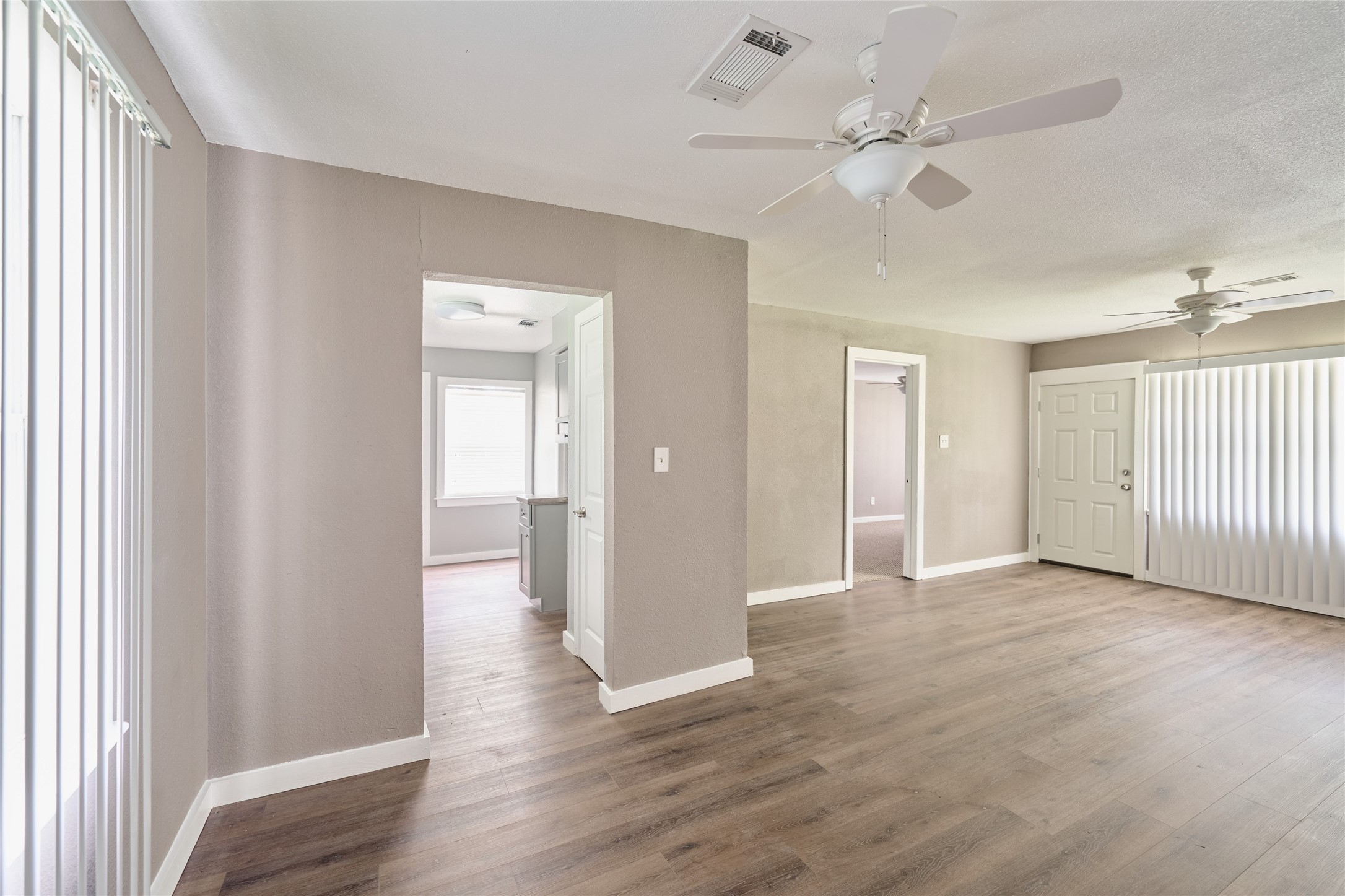 4914 Yellowstone Boulevard Houston, TX 77021 - Photo 5 of 22 Entry to Kitchen