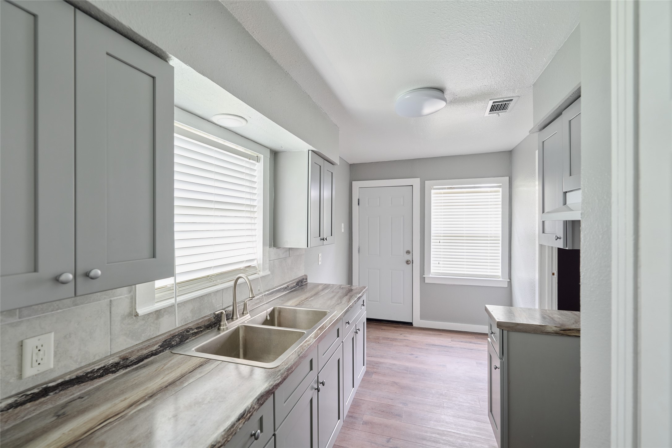 4914 Yellowstone Boulevard Houston, TX 77021 - Photo 7 of 22 Recently updated Kitchen
