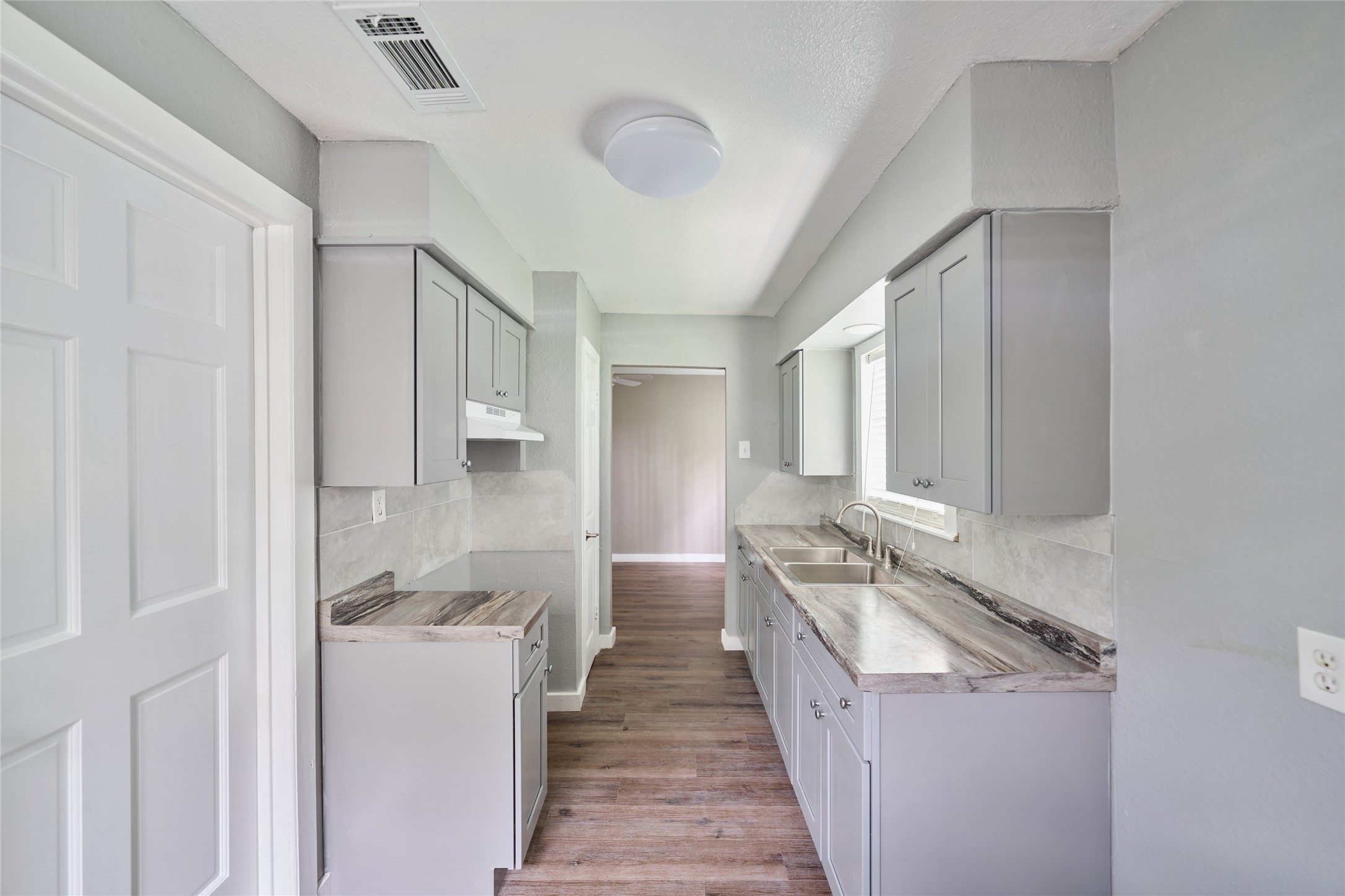 4914 Yellowstone Boulevard Houston, TX 77021 - Photo 8 of 22 a kitchen with a sink and refrigerator