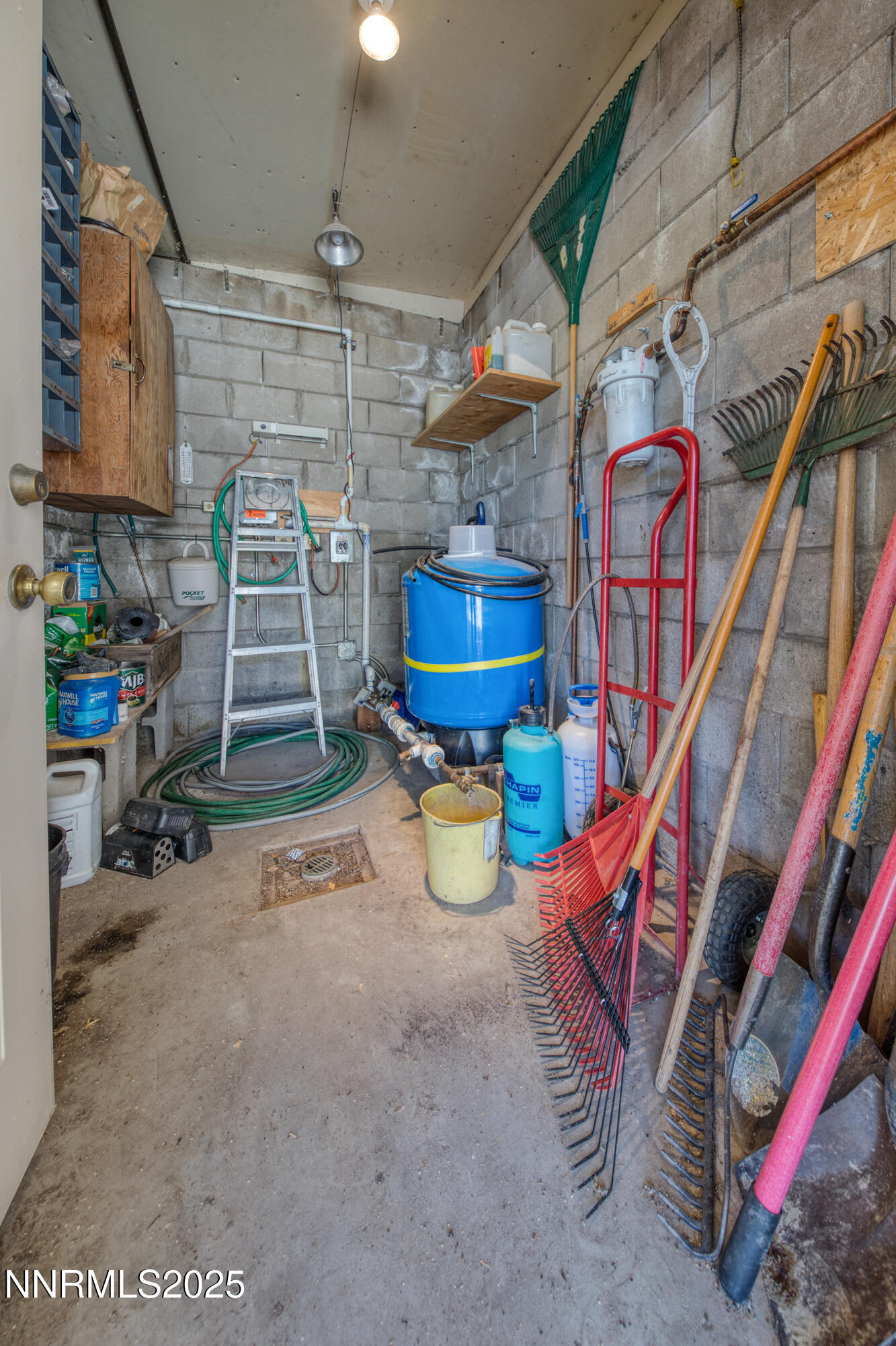 2855 Wilcox Ranch Road Reno, NV 89510 - Photo 35 of 36 a storage room with furniture